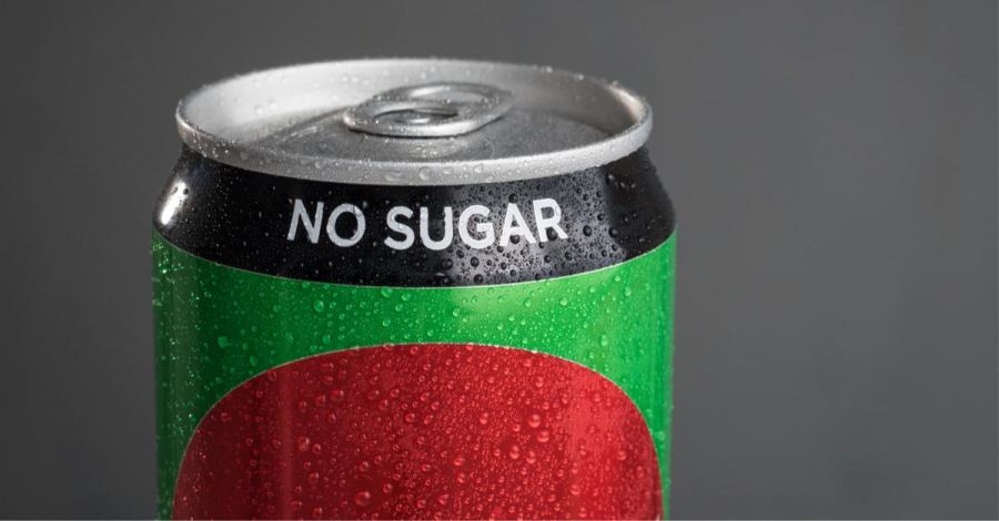 لماذا تشمل ضريبة السكر مشروبات خالية من السكّر، وتتغاضى عن منتجات أخرى غنيّة بالسكّر؟